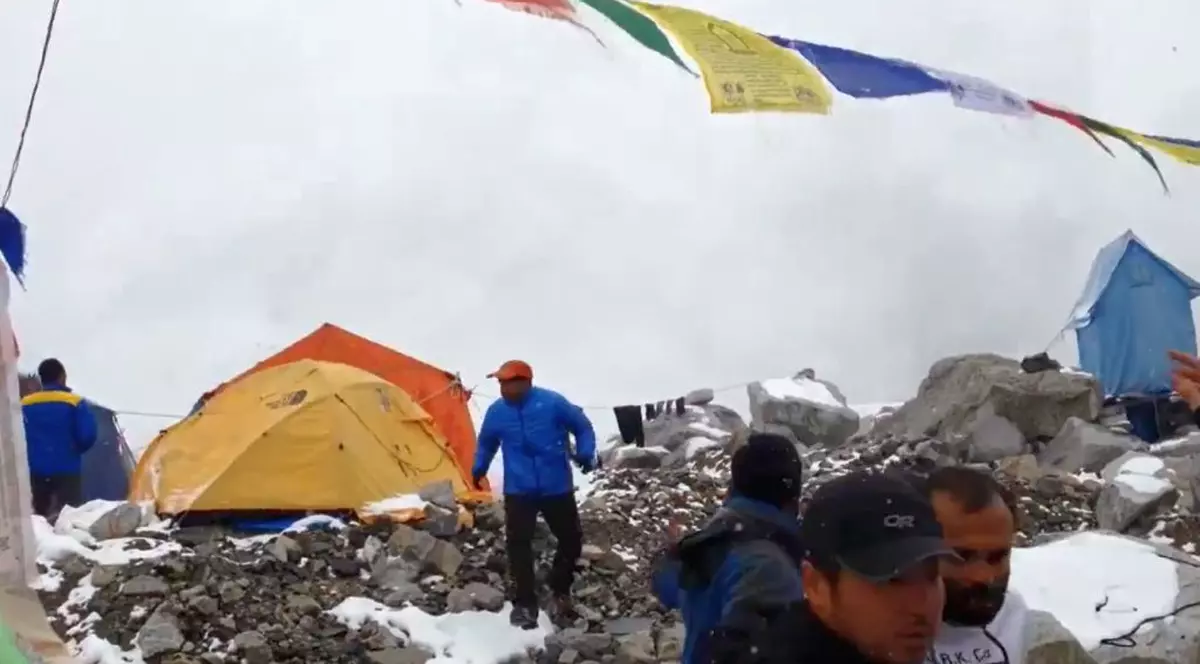 A filmat avalanşa care a lovit tabăra alpiniştilor de pe Everest | VIDEO 