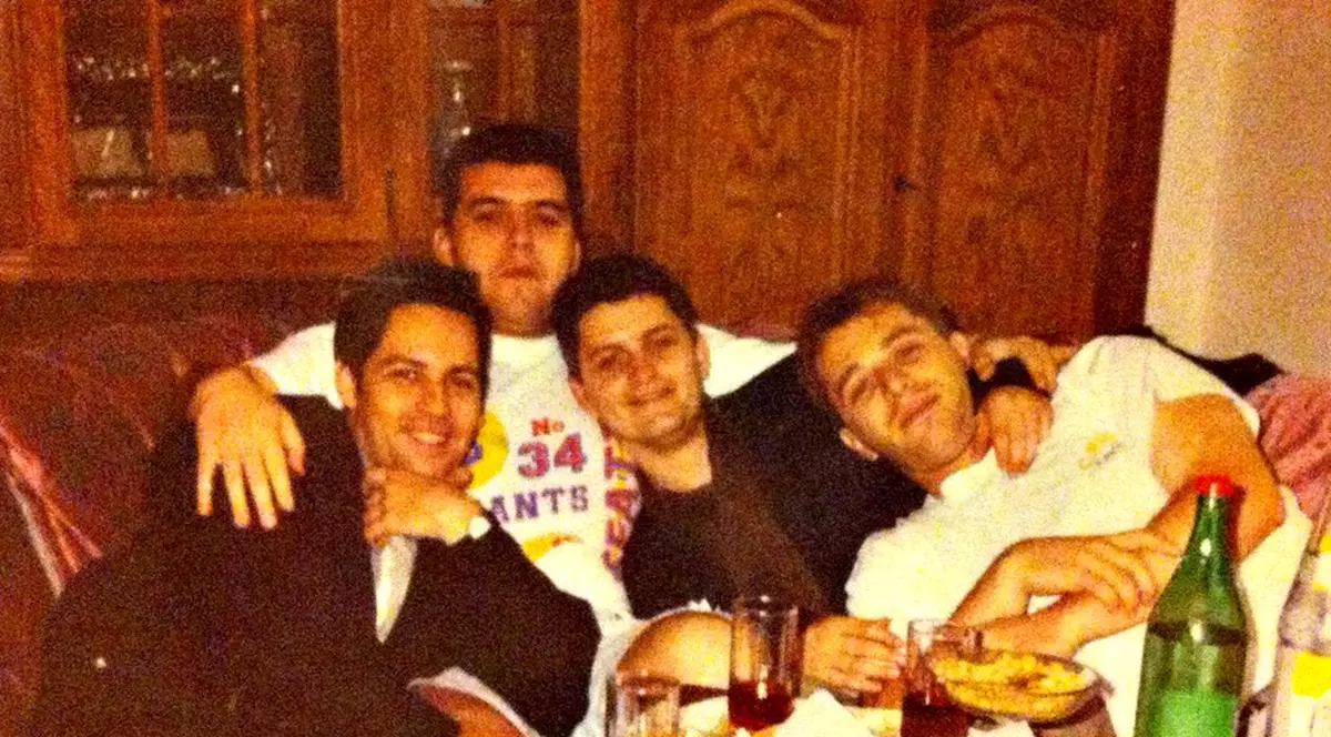 Fotografie de colecție printre pahare goale! Cum arăta Banică jr. înainte să devină star