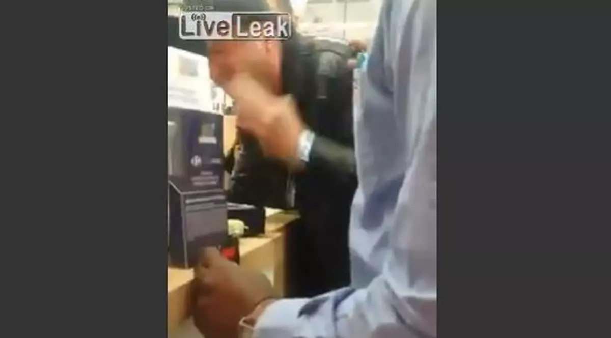 Și-a pierdut CUMPĂTUL! Ce a putut să facă un bărbat într-un magazin! | VIDEO