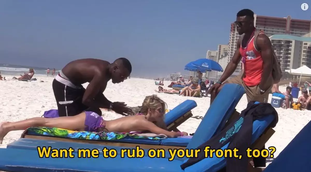 Uimiți de farmecele unei tinere, bărbații se grăbesc să o cremuiască! Ce se întâmplă când văd că tânăra are "UN MORCOV" în bikini | VIDEO