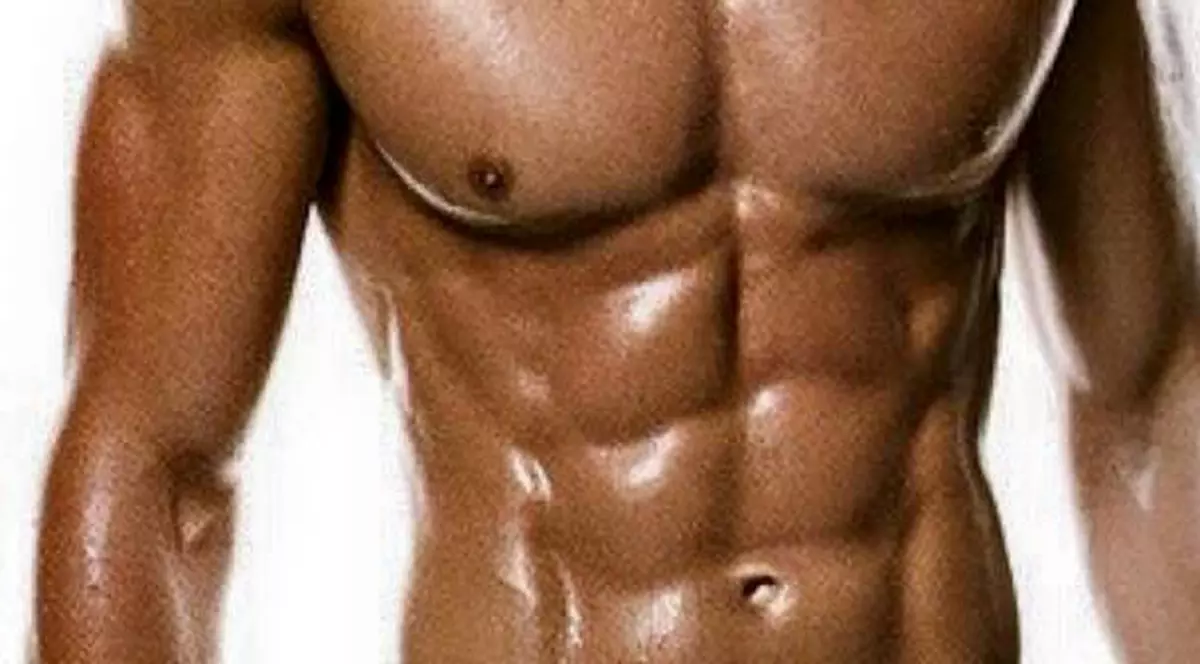 Un prezentator de la ”Vocea României” s-a pozat dezbrăcat şi a pus fotografia pe internet! Vezi ce reacţie au avut admiratoarele lui