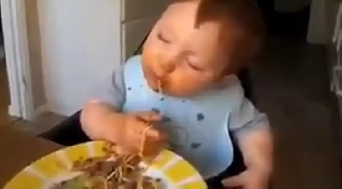 Nu ai mai văzut așa ceva! Acest BEBE e MORTAL: doarme în timp ce ÎNFULECĂ paste | VIDEO