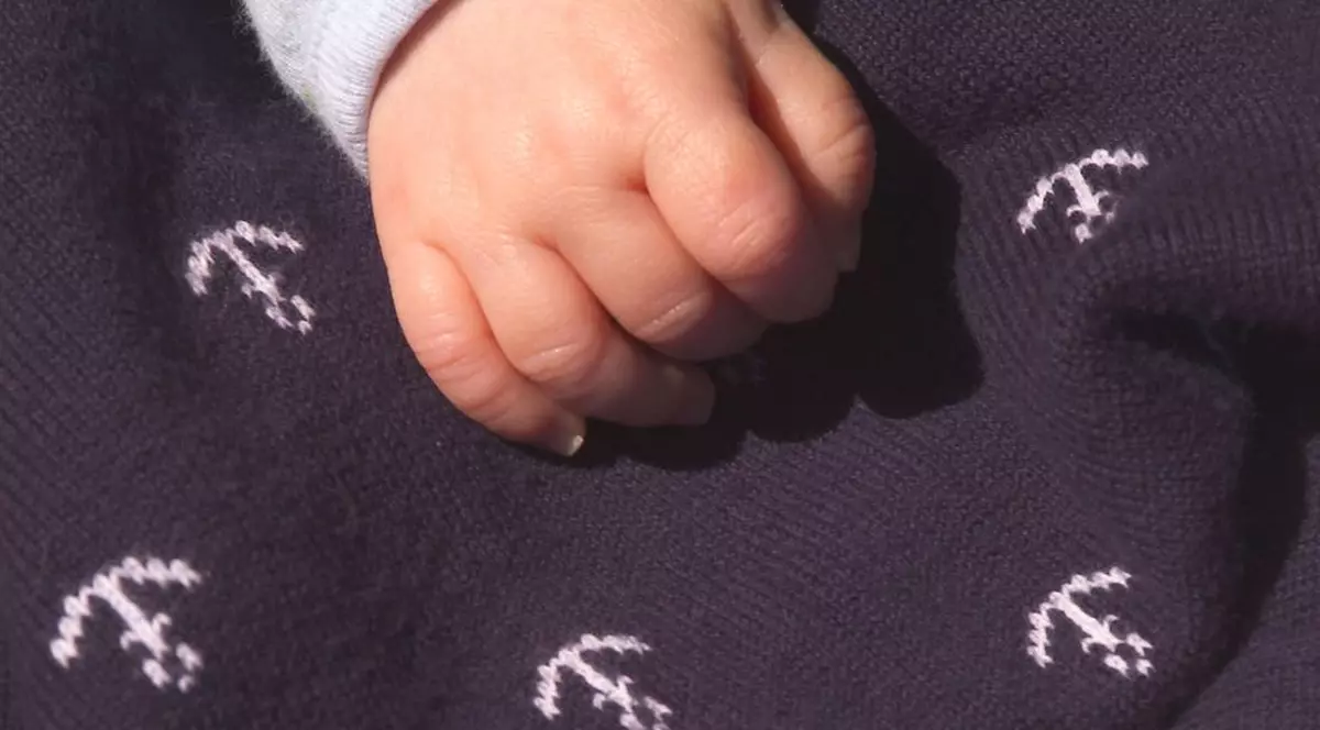 Tatăl unui bebeluș, anchetat de Protecția Copilului. E suspect că i-ar fi rupt mâna micuțului