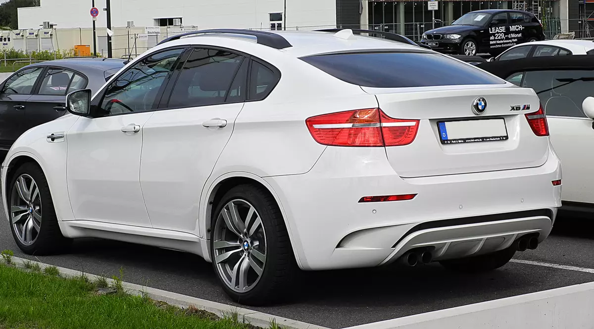 Operațiune ca-n filme a procurorilor DIICOT! Traficanții de țigări cărau marfa cu un BMW X6 și au spart barajul poliției