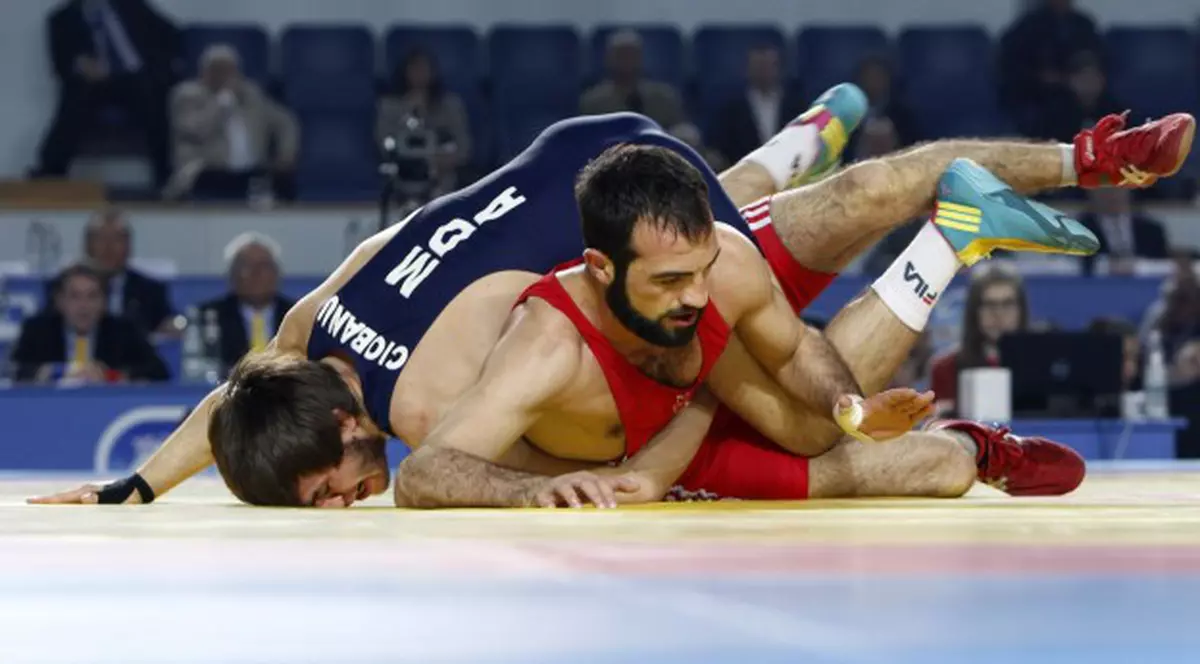 Intră să vezi procedeul ”veverița zburătoare”. Un moldovean l-a inventat. Și arbitrii au rămas mască!