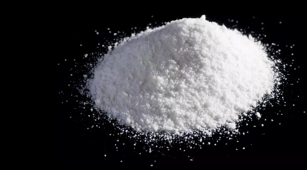 Mai mulţi locuitori din Zărneşti, evacuaţui din case după ce o cisternă cu benzină a intrat într-un gard şi s-a fisurat Locuitorii din mai multe case din localitatea beaşoveană Zărneşti, pe o rază de 150 metri, au fost evacuaţi, miercuri seara, după ce o cisternă încărcată cu şapte tone de benzină şi 24 de tone de motorină a intrat într-un gard şi s-a fisurat. Potrivit purtătorului de cuvânt al Inspectoratului pentru Situaţii de Urgenţă (ISU) Braşov, Luiza Dănilă, pompierii intervin pentru asigurarea măsurilor PSI în localitatea Zărneşti după ce atât rezervoul de motorină al capului de tractor, cât şi cisterna încărcată cu benzină s-au fisurat în urma impactului, existând scurgeri de combustibil. Cisterna transporta 7 tone de benzină şi 24 de motorină. „Vor fi evacuaţi locuitorii din case pe o rază de 150 metri, în cederea evitării unor probleme ce ar putea apărea. Probleme sunt la rezervorul de benzină, dar nu sunt scurgeri foarte mari“, a spus reprezentantul ISU Braşov.