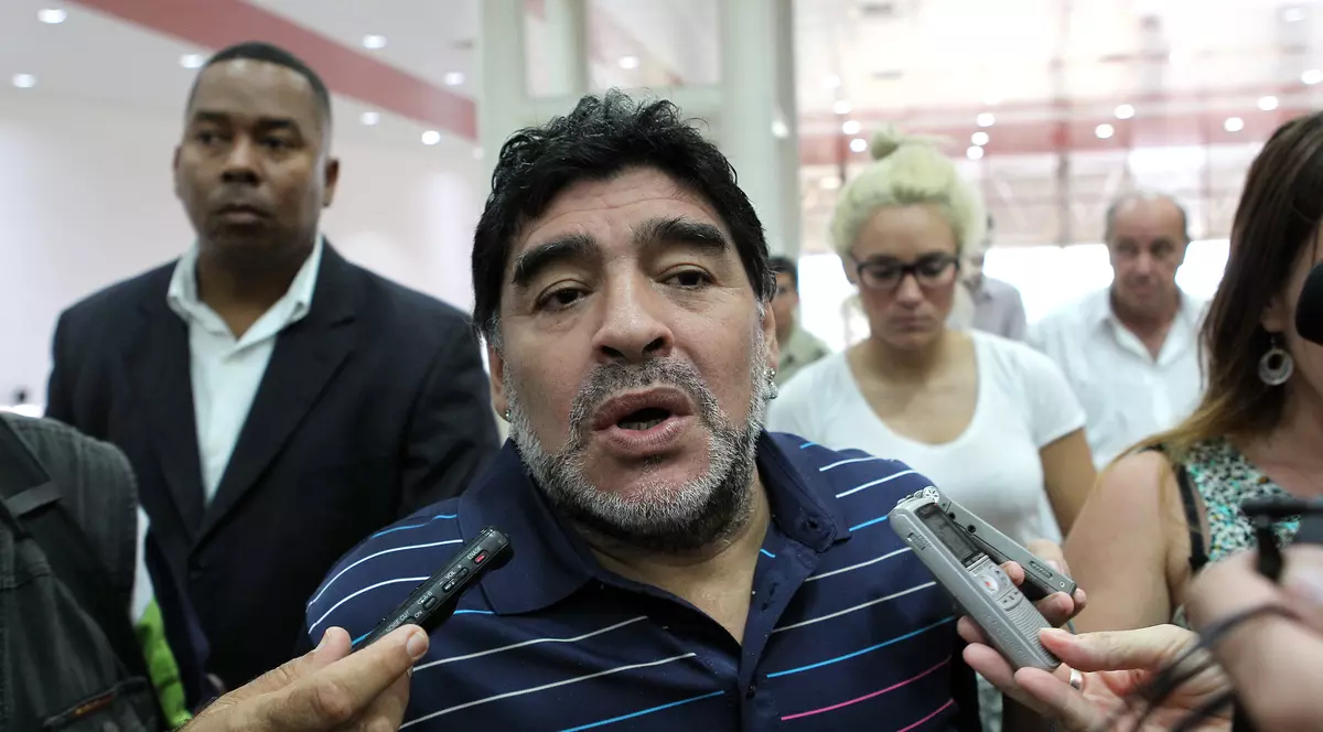 "Nebunul" Diego Maradona dă cu pumnul. Pe cine a "caftit" de data asta!