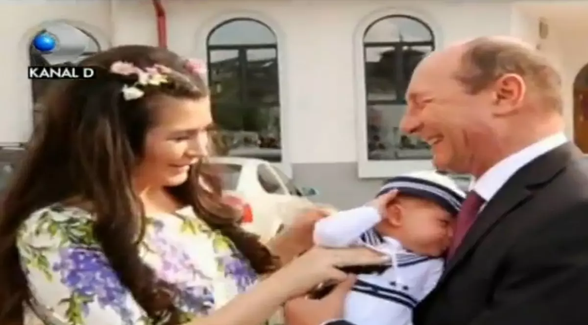 Elena Băsescu ȘI-A BOTEZAT băiețelul și vrea ÎNCĂ UN COPIL 