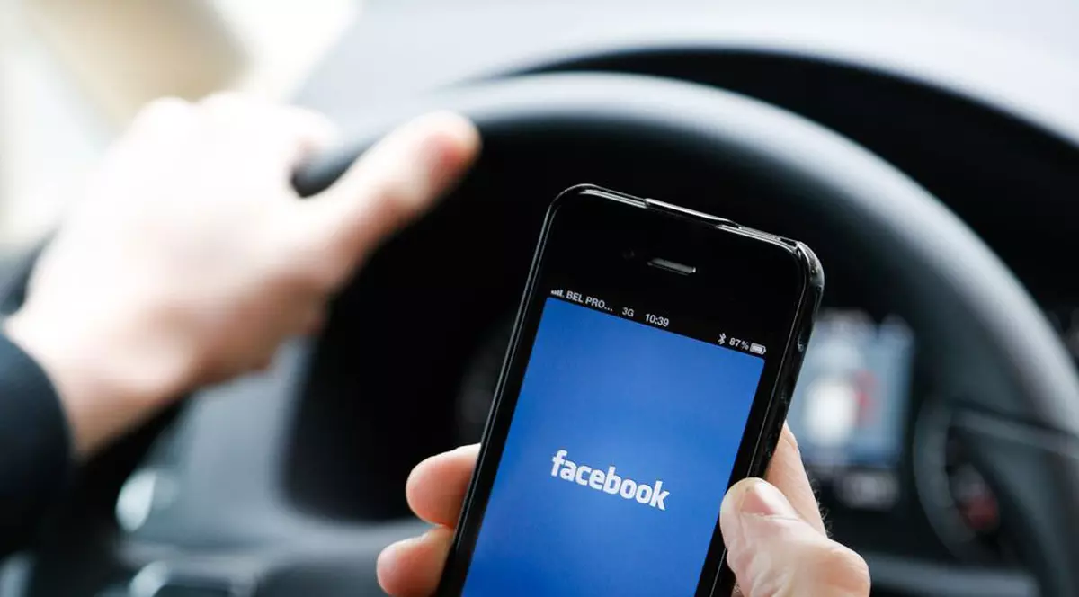 Păcatul Facebook. Ce spun preoții despre rețelele de socializare, înainte de Paște