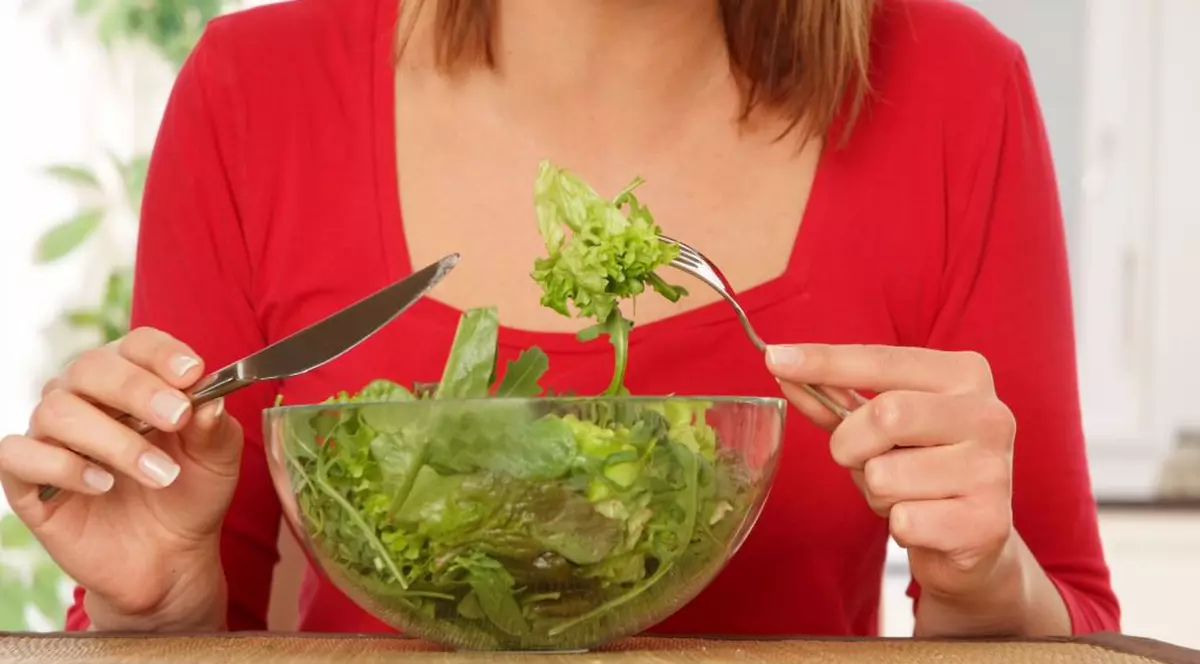 O tânără celebră pentru că ”s-a vindecat de cancer” cu ajutorul alimentaţiei sănătoase, prinsă cu minciuna