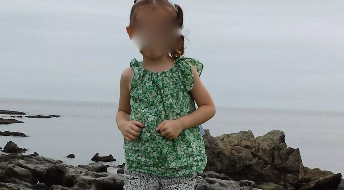 I-a făcut o fotografie banală fiicei sale, însă a fost îngrozit când a privit imaginea! Ce apare în spatele fetiţei?