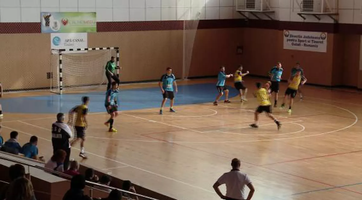 Gălățenii au fost prădați de hoți la Pitești! În timp ce ei jucau, alţii îi "lucrau"