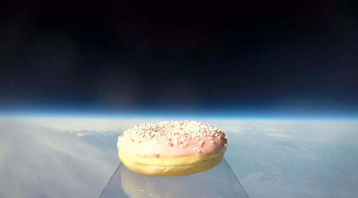 Uite ce a păţit prima gogoaşă care a ajuns în spaţiu! VIDEO