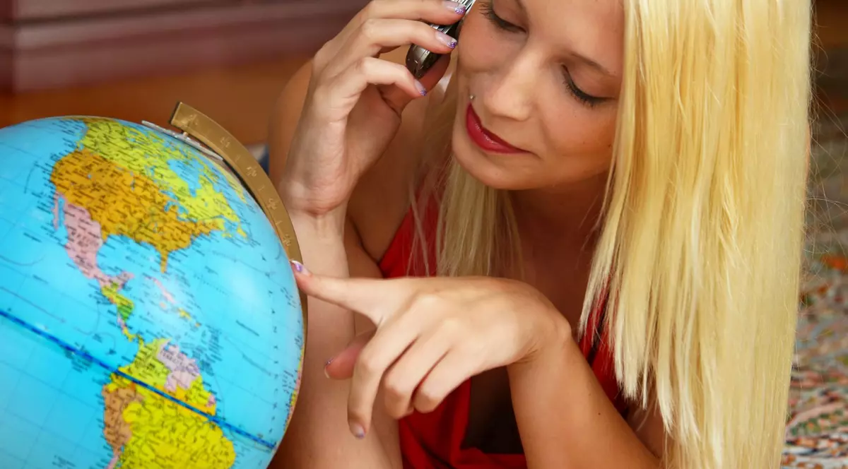 18 motive pentru care să te îndrăgostești de o fată pasionată de călătorii