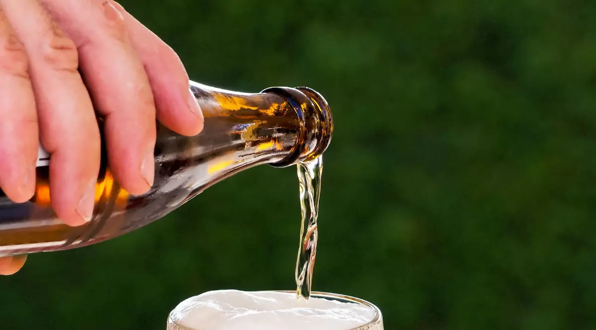 PERICOLUL din bere! Ce BOALĂ poți face dacă o consumi