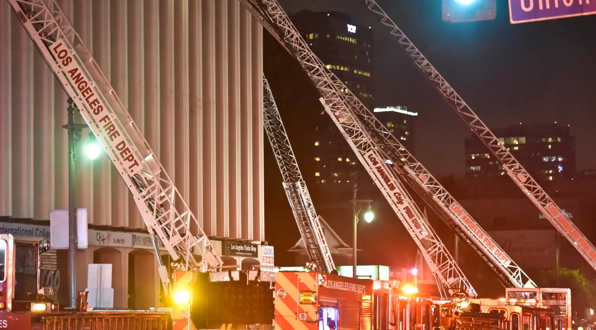 Incendiu la mall. Pompierii încearcă să salveze oamenii rămași în clădire
