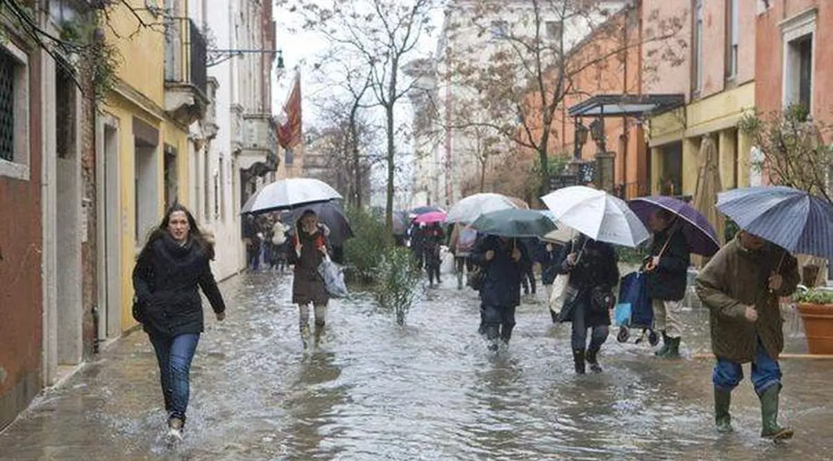 COD GALBEN de inundaţii în 5 judeţe! Vreme rece şi ploi în toată ţara