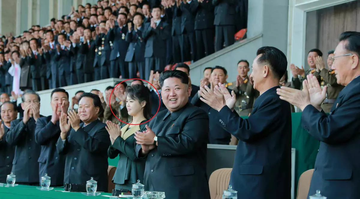 Delicată și FRUMOASĂ! Ea e soția DICTATORULUI KIM JONG-UN!