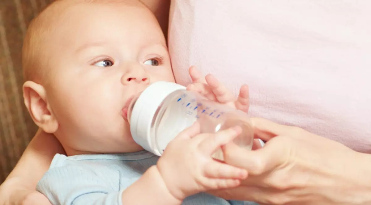PERICULOS! Ce s-a descoperit despre laptele matern scos la vânzare pe internet