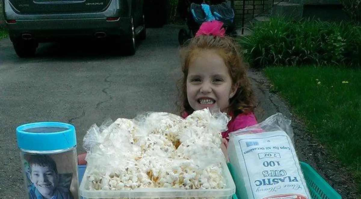 Uluitor! La doar 5 ani vinde limonadă ca să strângă bani pentru un leac pentru boala fratelui ei!