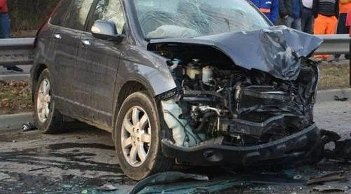 ŞOCANT. Un fotbalist a doborât un stâlp cu maşina. Avea o viteză ameţitoare / VIDEO