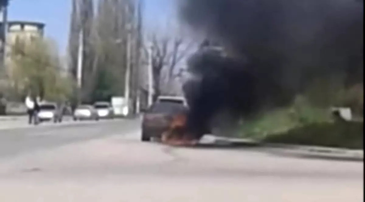 O mașină a luat foc lângă o benzinărie, în Oravița. Ce crezi că au făcut cei din jur? | VIDEO