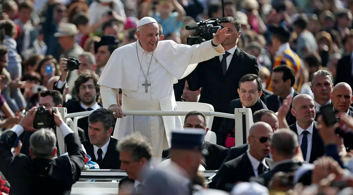 iPad-ul Papei Francisc, scos la LICITAȚIE