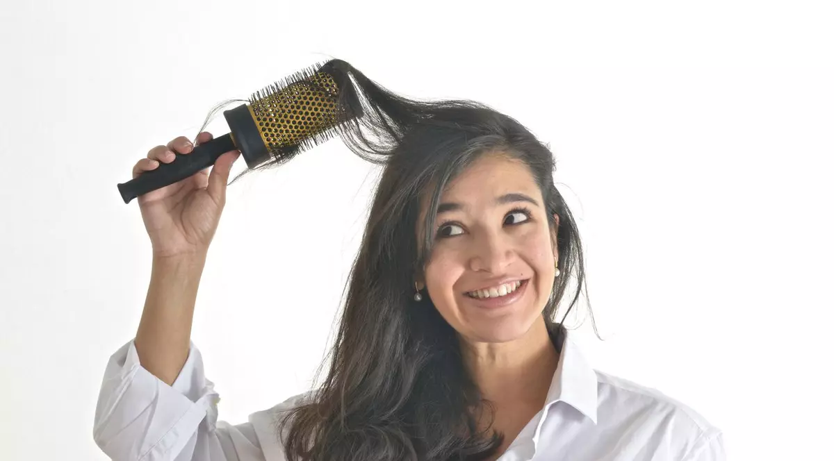 Ți se îngrașă părul foarte repede? Ce boli poate ascunde acest lucru