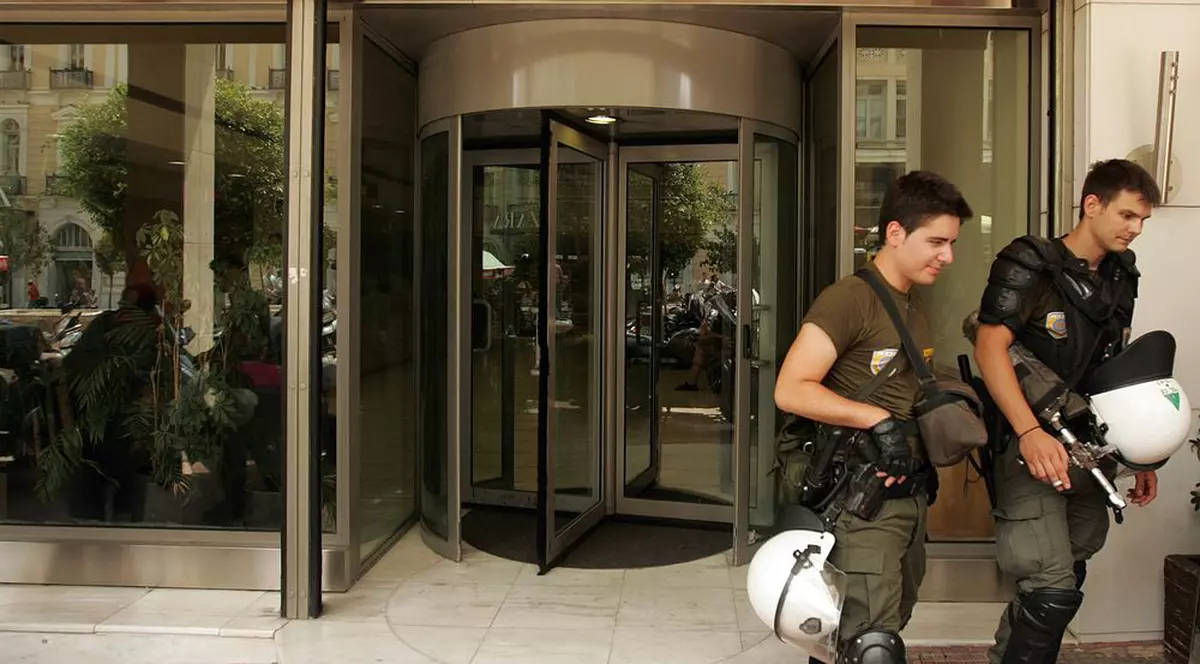 Piraeus Bank şterge datorii de până la 20.000 de euro pentru clienţii din Grecia afectaţi de criză