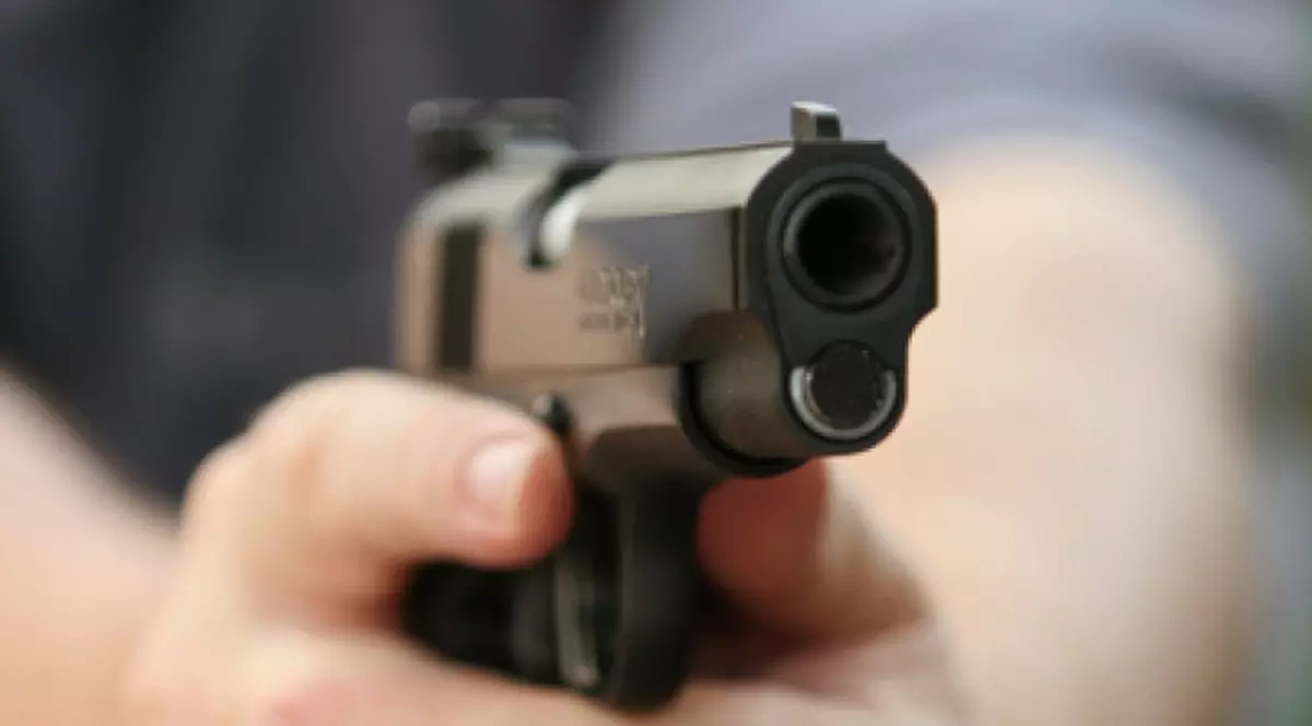 Agent de pază înarmat cu un pistol, depistat de SPP în apropiere de Arcul de Triumf şi dus la Poliţie