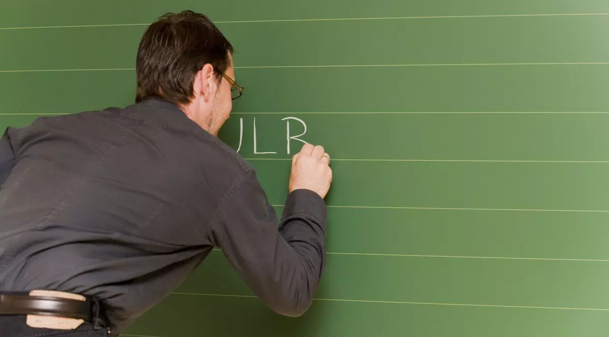 Profesorii, chemați să participe la realizarea programelor şcolare de gimnaziu