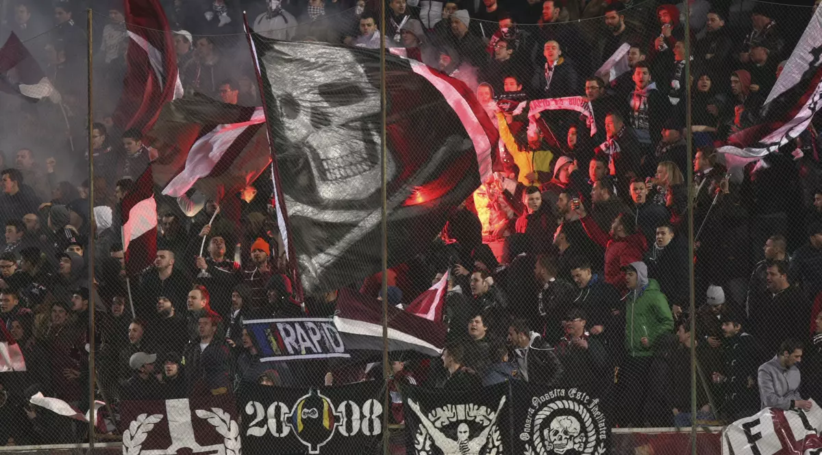 Rapid. Suporterii giuleștenilor au agățat un banner de Podul Giulești / EXCLUSIV