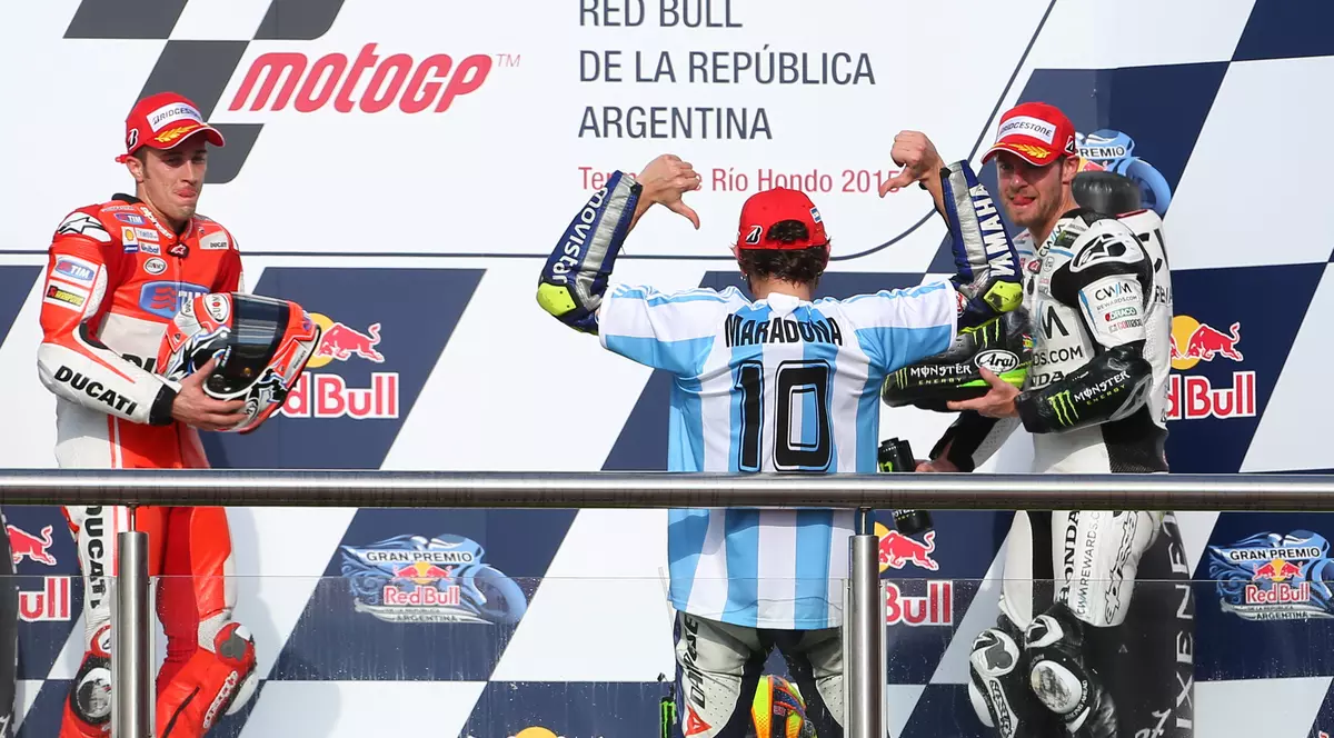 Valentino Rossi, la picioarele lui Diego Armando Maradona! Italianul s-a impus în Argentina și a sărbătorit succesul în tricoul lui El Pibe D'oro / GALERIE FOTO