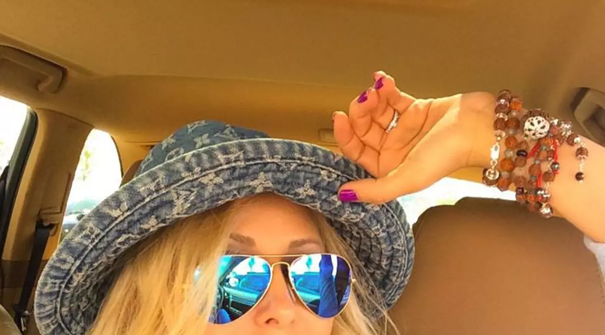 Nu o să-ți vină să crezi cu ce ALUNGĂ vedetele GHINIONUL din viata lor