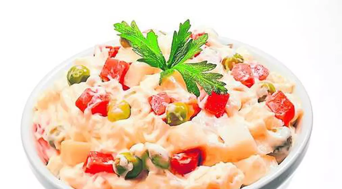 Vine PAȘTELE! Dacă îți zicem CÂTE CALORII are O LINGURĂ de SALATĂ de BOEUF, NU MAI MĂNÂNCI!