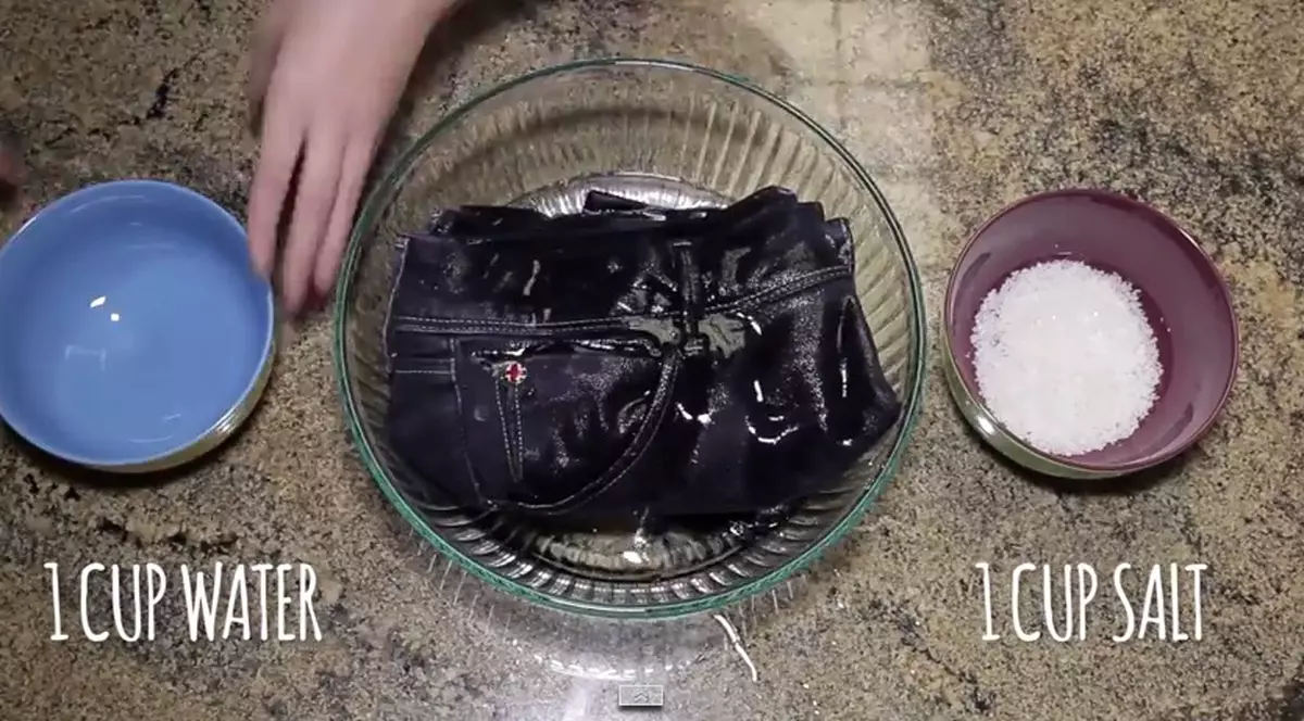 E GENIAL! Adaugă sare în apă când îți speli blugii și vezi ce se întâmplă | VIDEO