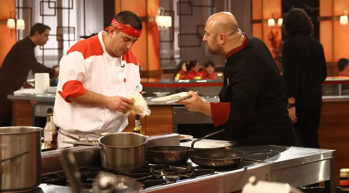 Chef Cătălin Scărlătescu, în conflict cu băieții la "Hell's Kitchen - Iadul bucătarilor"