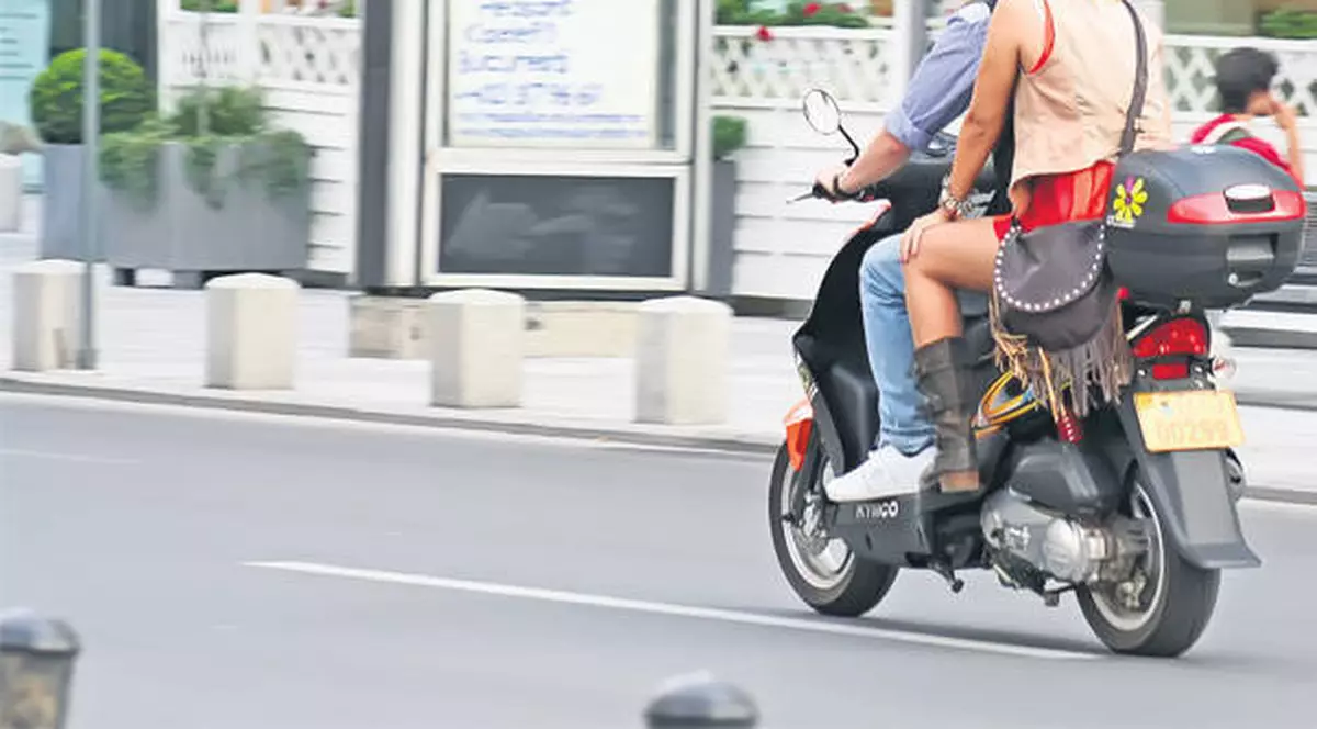 Inconştienţă! Un gălăţean şi-a băgat familia în spital după ce s-a urcat beat pe moped