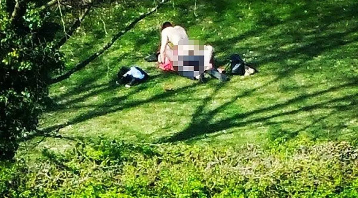 Căldura i-a scos din casă. Un cuplu, FILMAT în timp ce făcea SEX în parc, ZIUA ÎN AMIAZA MARE | VIDEO