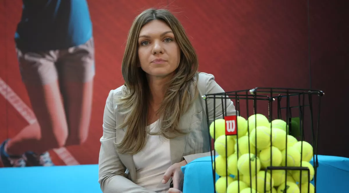 Simona Halep a lăsat racheta de tenis şi a dat autografe fanilor