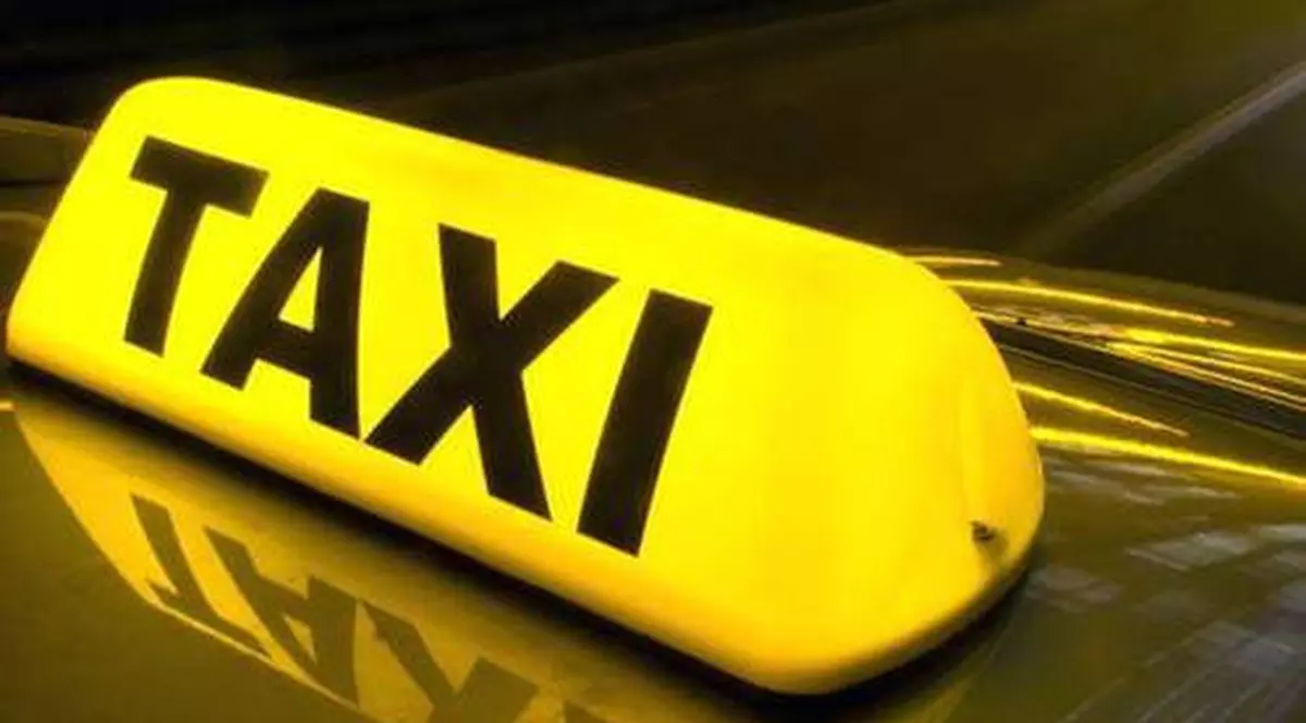 Trotuarul a devenit pistă de taximetriști. Se întâmplă la Constanța!