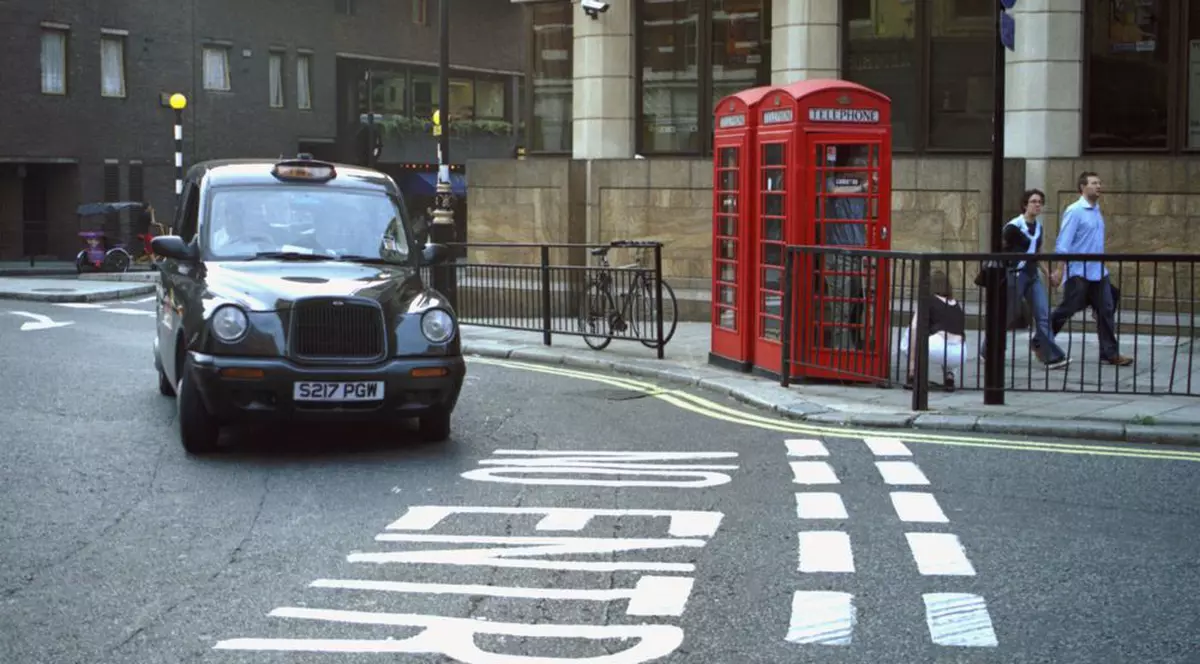 Un taximetrist a găsit 10.000 de lire pe bancheta din spate a mașinii sale. Ce a urmat?