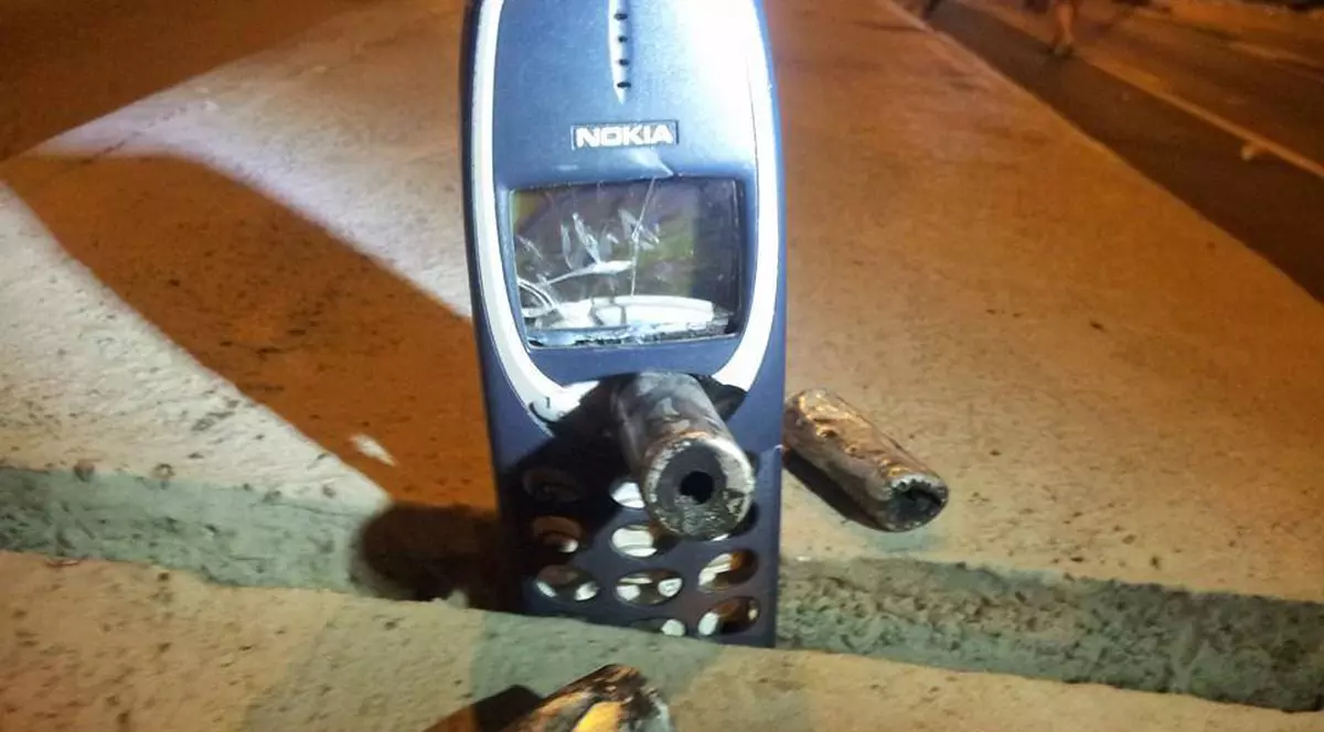 Nu e o glumă! Un telefon ”antic” a oprit glonțul și i-a salvat viața unui bărbat