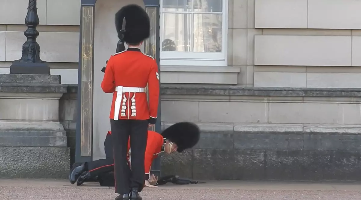 Te-ai „pârlit" dacă faci așa ceva la serviciu! Uite ce a pățit un gardian al reginei Elisabeta a II-a!