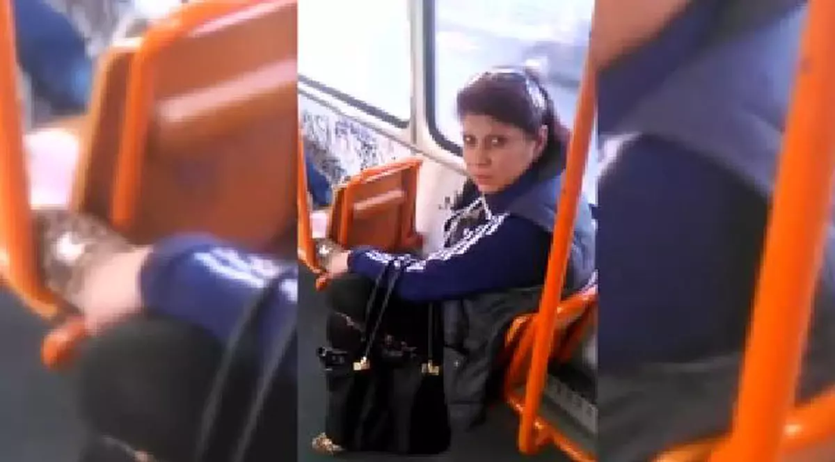 Un nou incident incredibil în RATB. Ce a păţit un jurnalist când a filmat o femeie care fuma în tramvai! Agresoarea și-a dat CHILOȚII JOS! | VIDEO