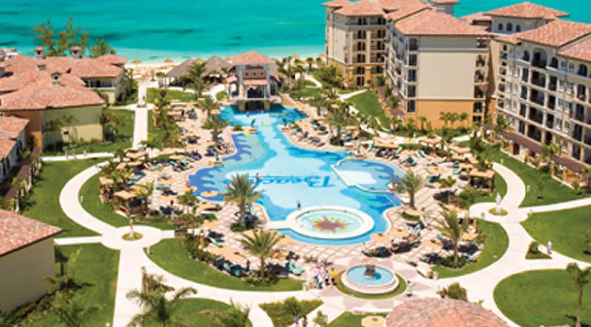 Românii fac ravagii la all inclusive: bărbații ”încarcă” aproape trei porții, în timp ce femeile...