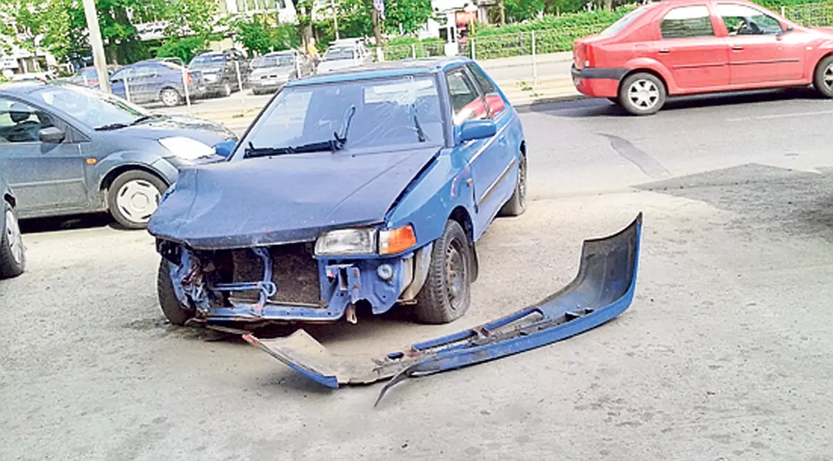 CE NE ENERVEAZĂ: Șoferii care-și lasă mașinile lovite pe unde-apucă