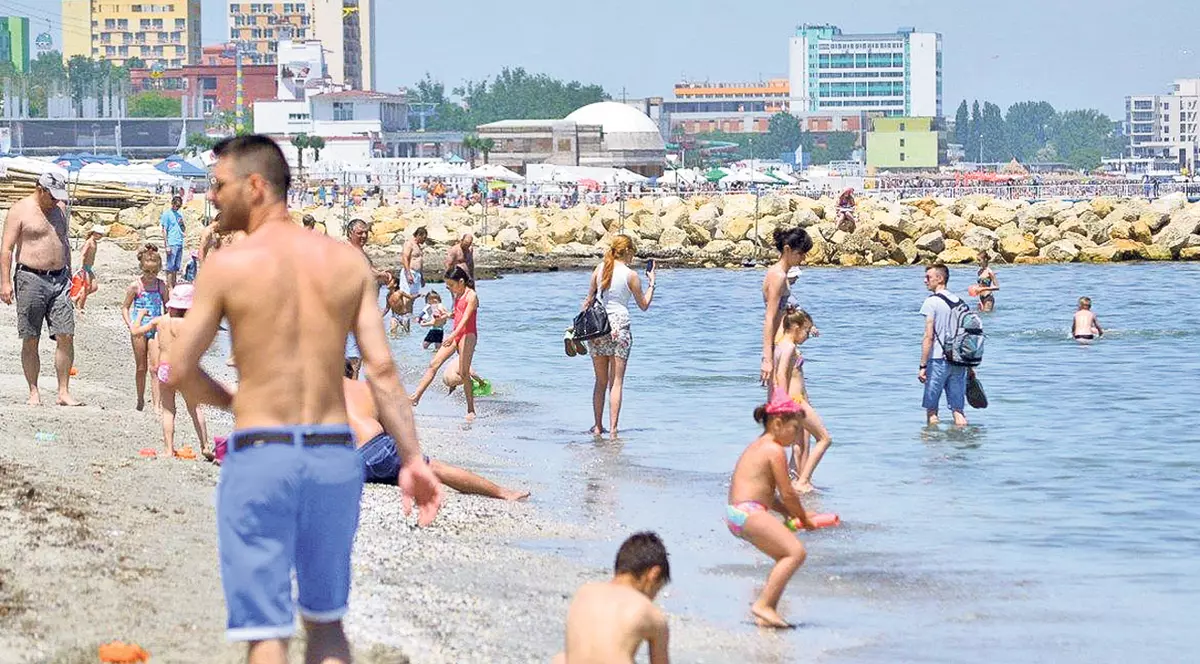 Primul val de turişti la mare