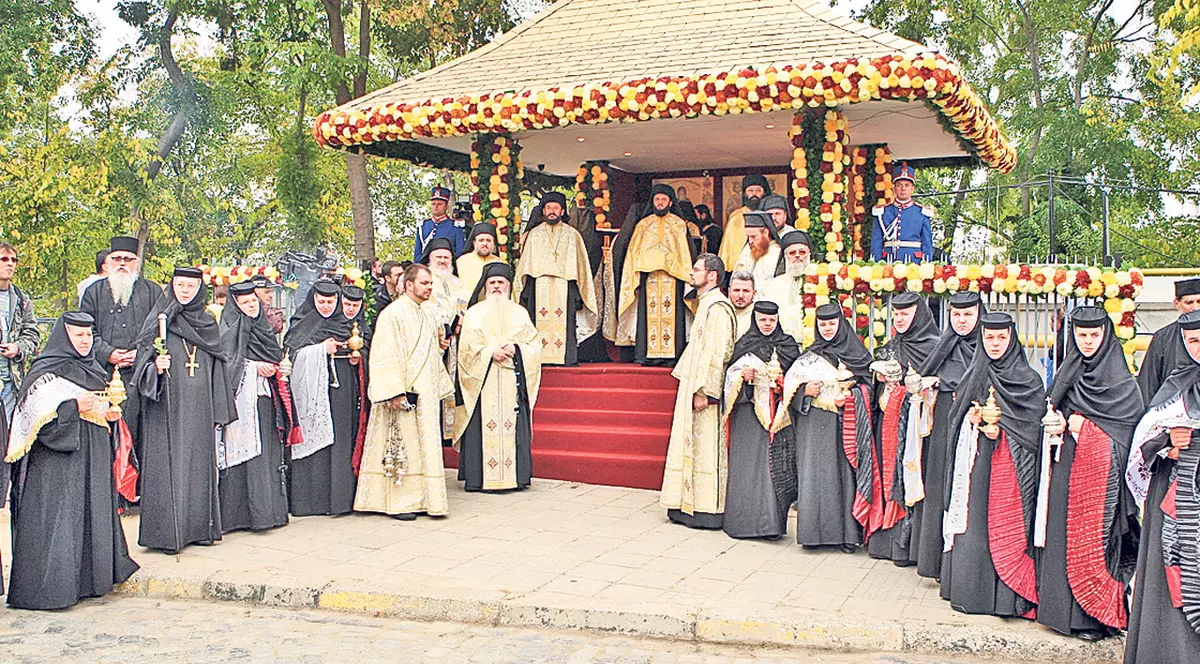 Moaştele Sfinţilor Împăraţi Constantin şi Elena, scoase în curtea Patriarhiei