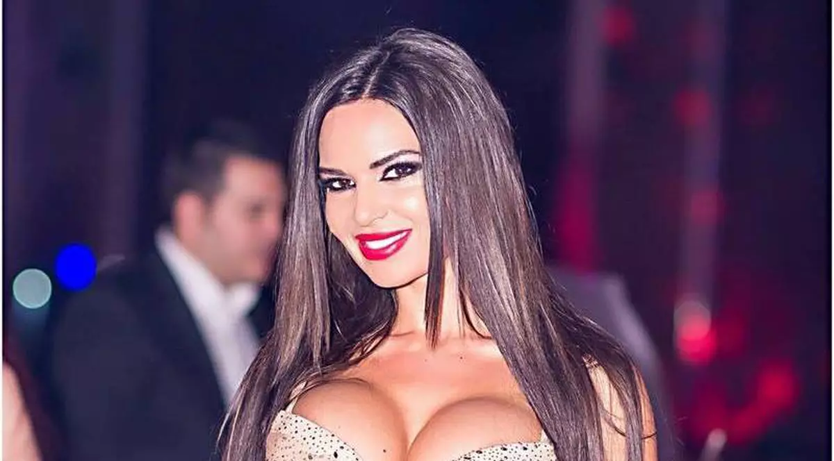 Loulou, iubita lui Lazarus, luată pe sus de către jandarmi I FOTO